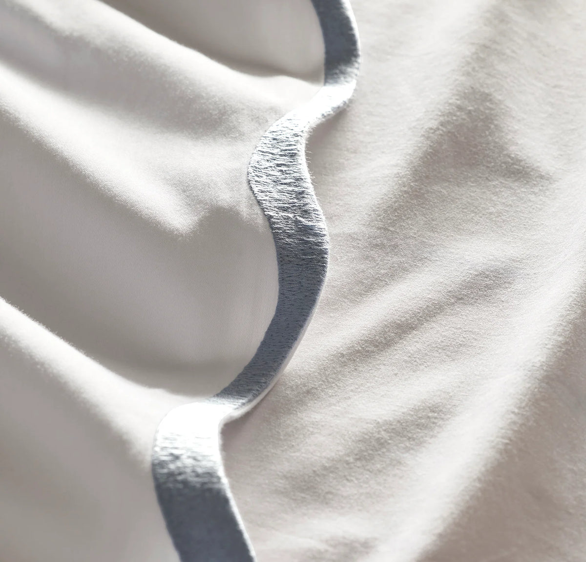 Signature Embellished Sheet Set - White/Hydrangea Curved Edge