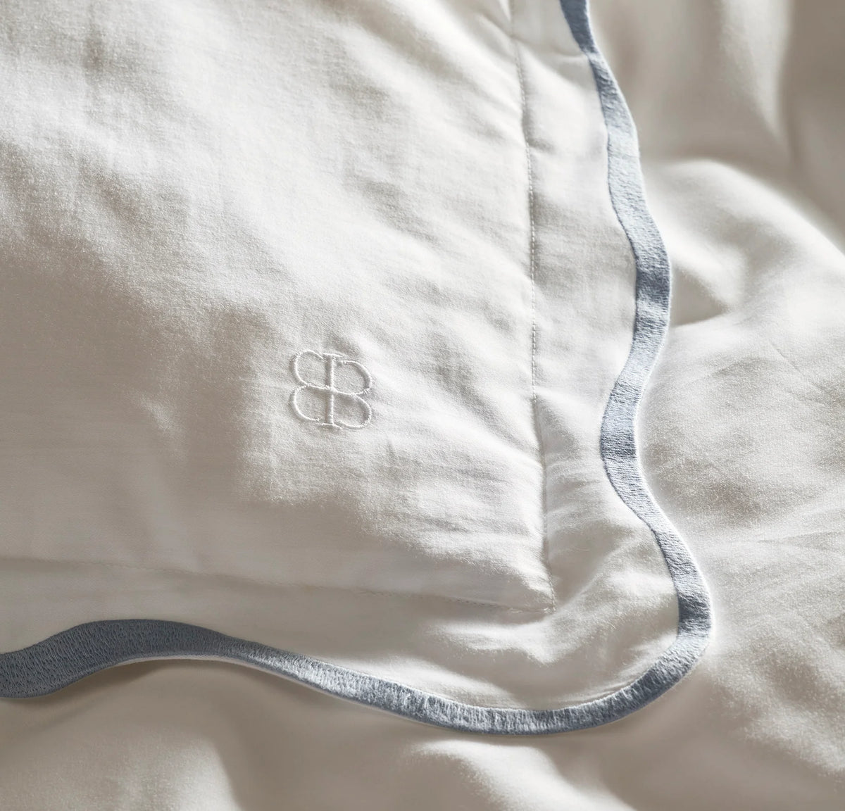 Signature Embellished Duvet Set - White/Hydrangea Curved Edge