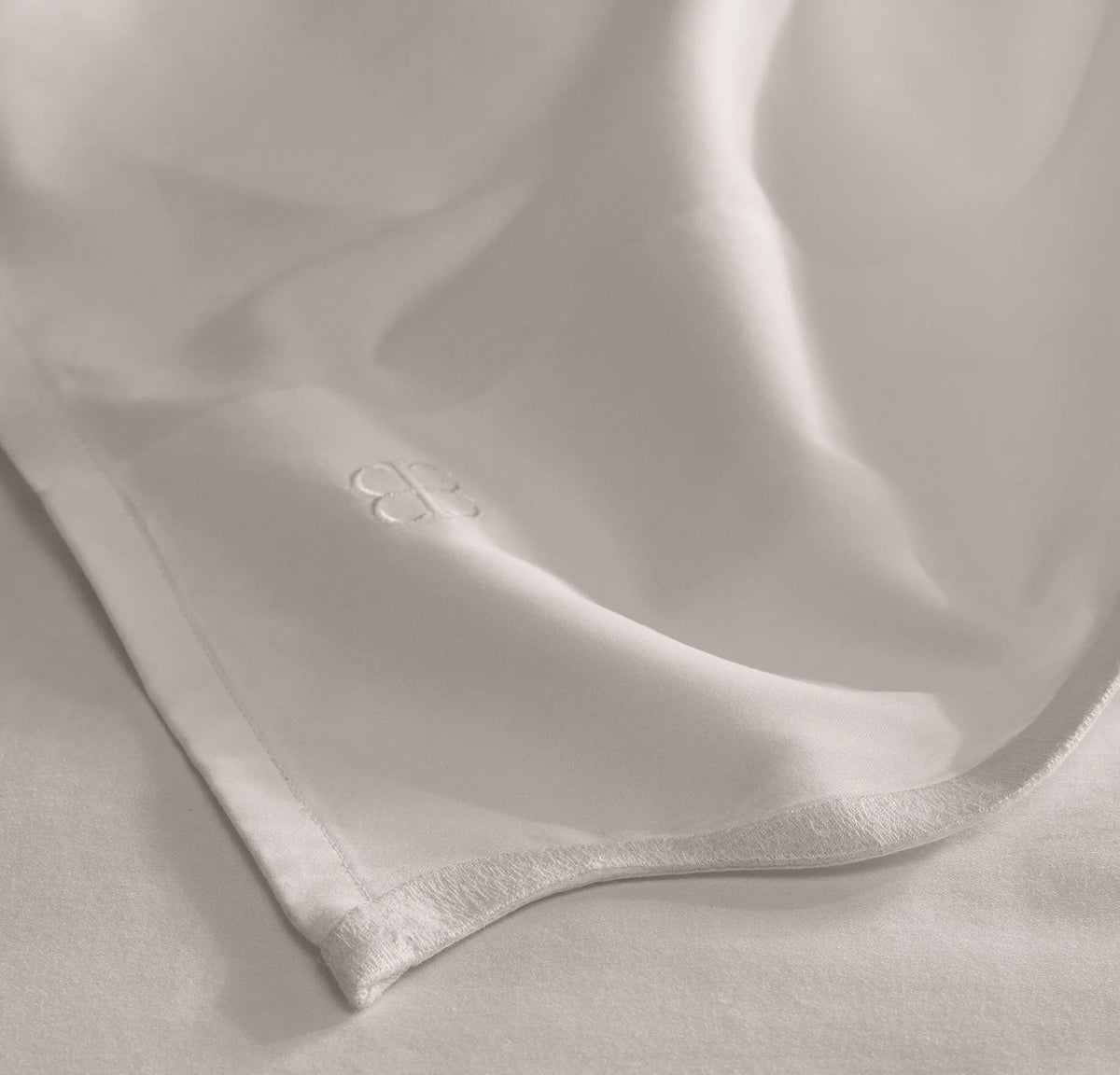 Signature Embellished Sheet Set - White/White Curved Edge