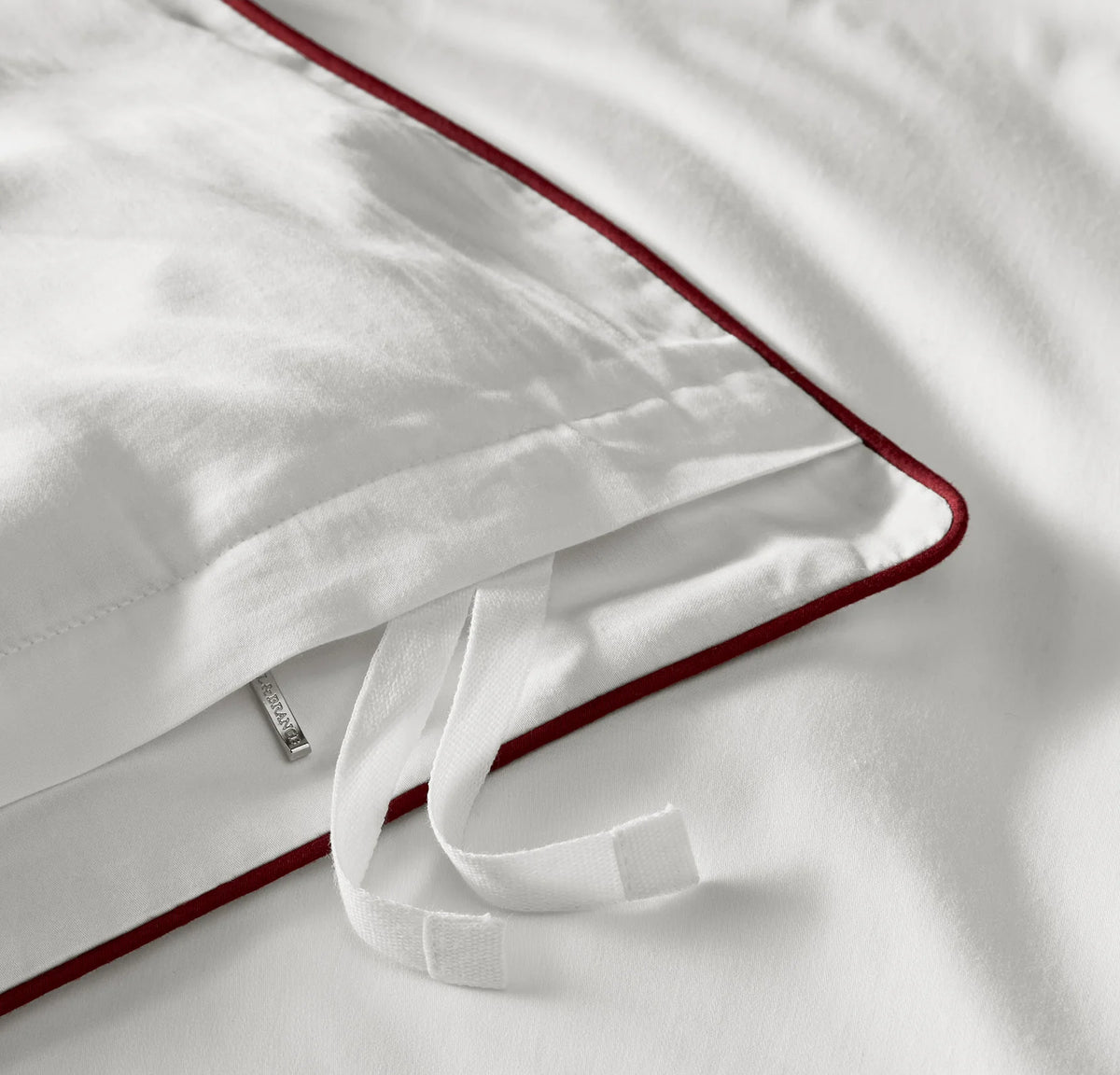 Signature Embellished Duvet Set - White/Holly Piped Edge