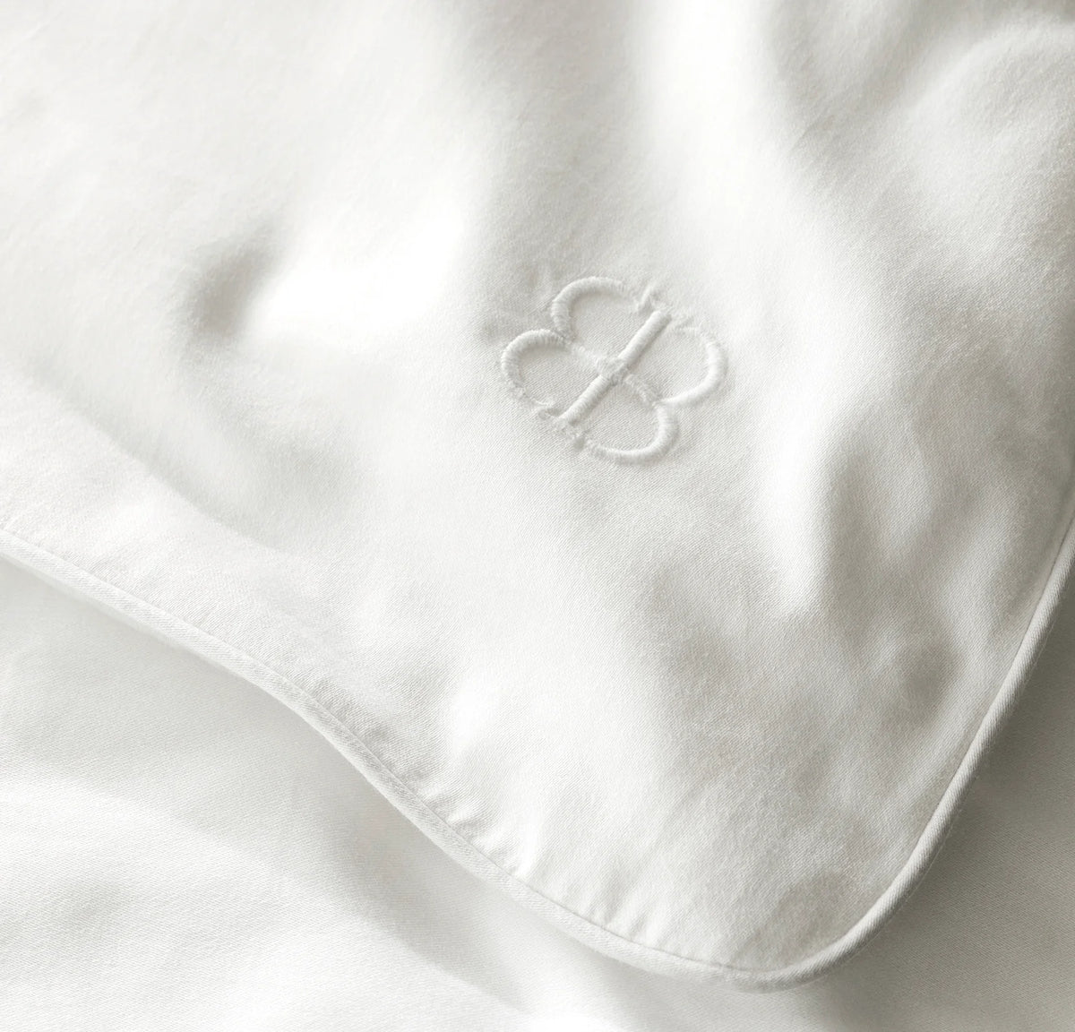 Signature Embellished Duvet Set - White/White Piped Edge